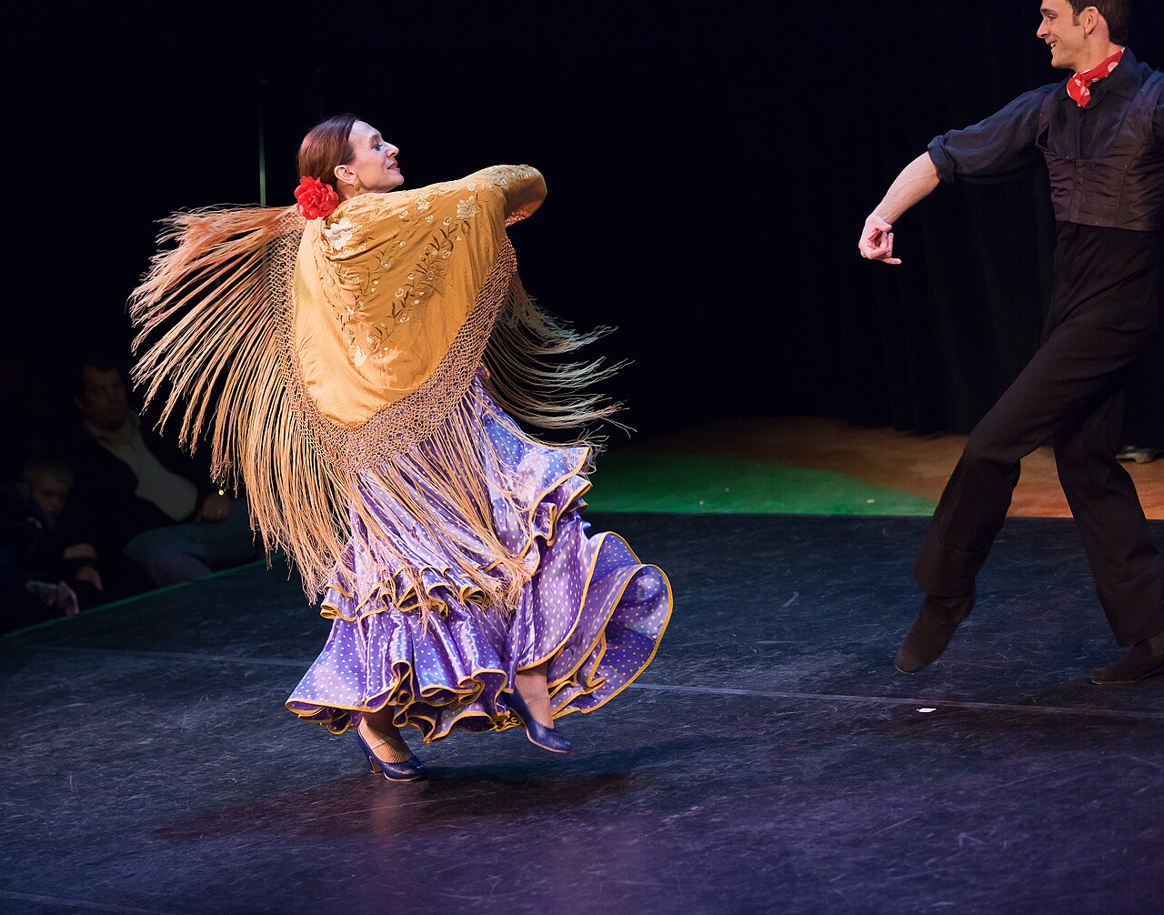 Dos bailaoras interpretando una coreografía con mantón