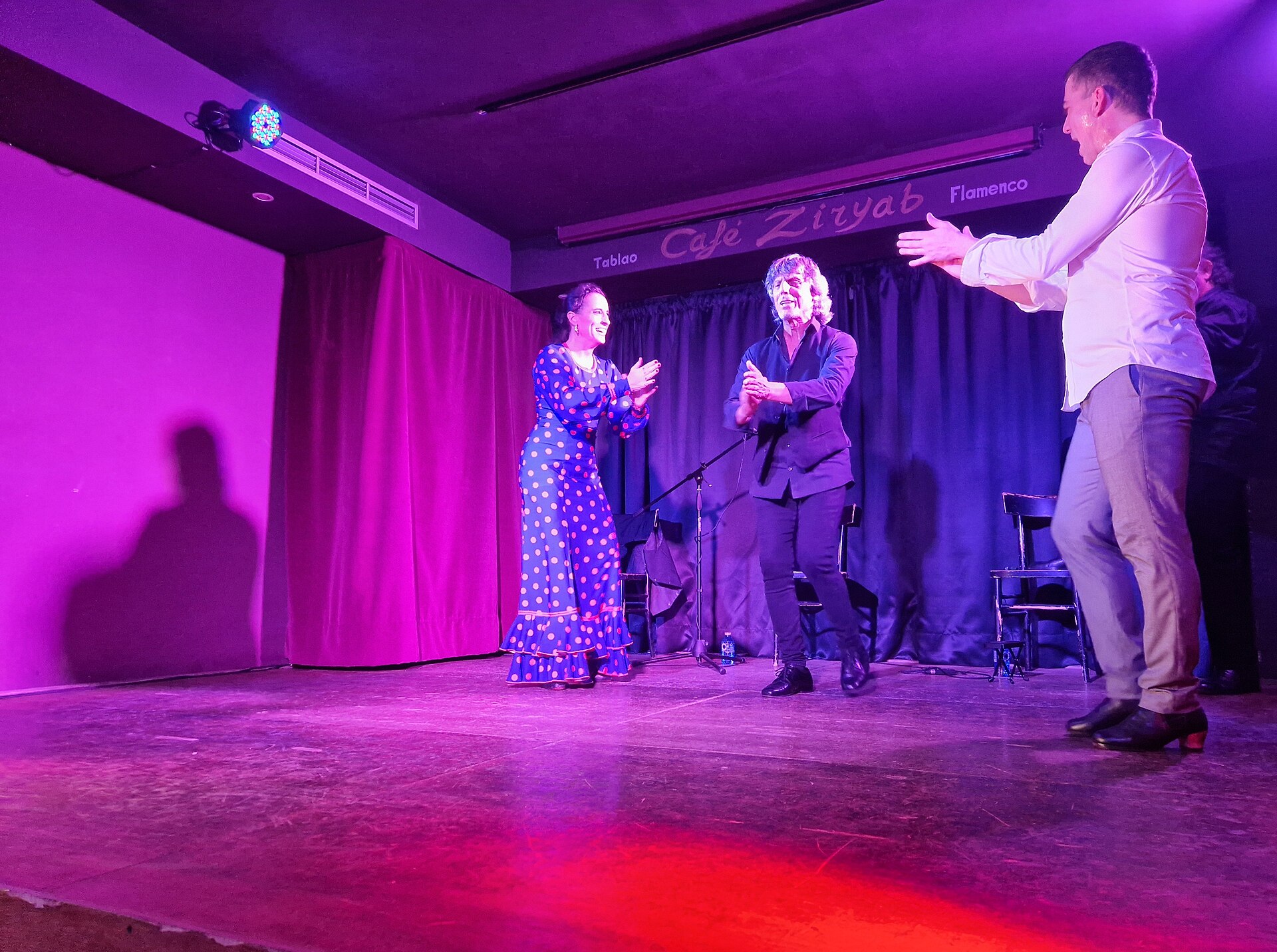 Palmas y compás en una clase de flamenco en Madrid
