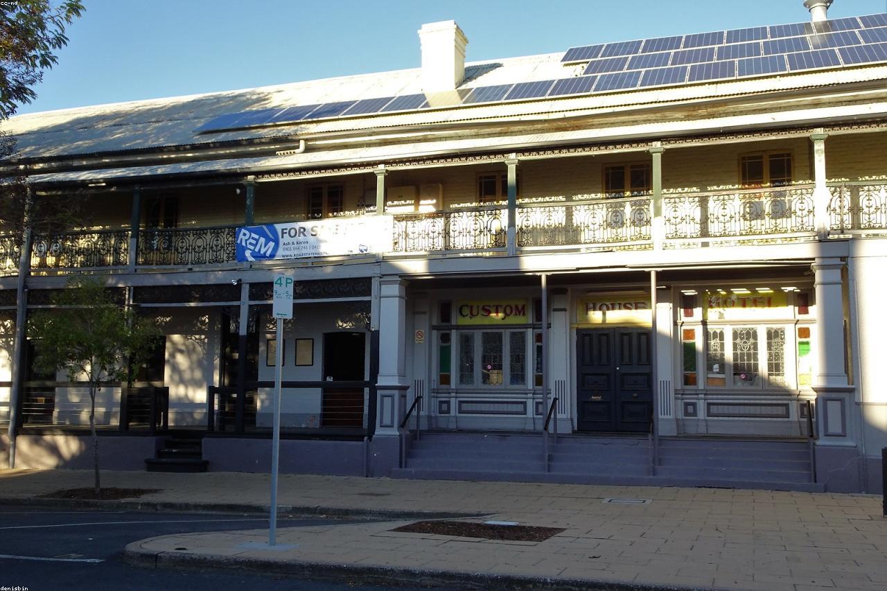 Fachada colonial de referencia con balcón y corredores