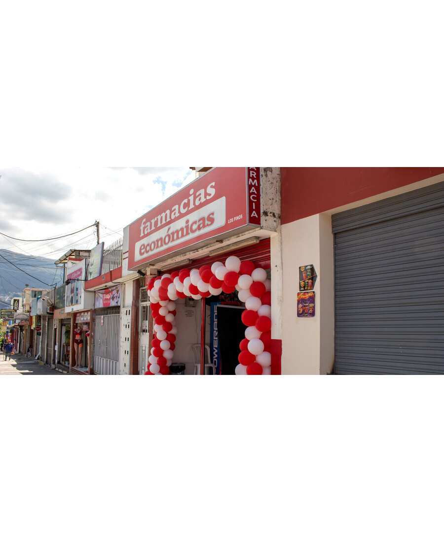 Farmacéutica atendiendo a un cliente