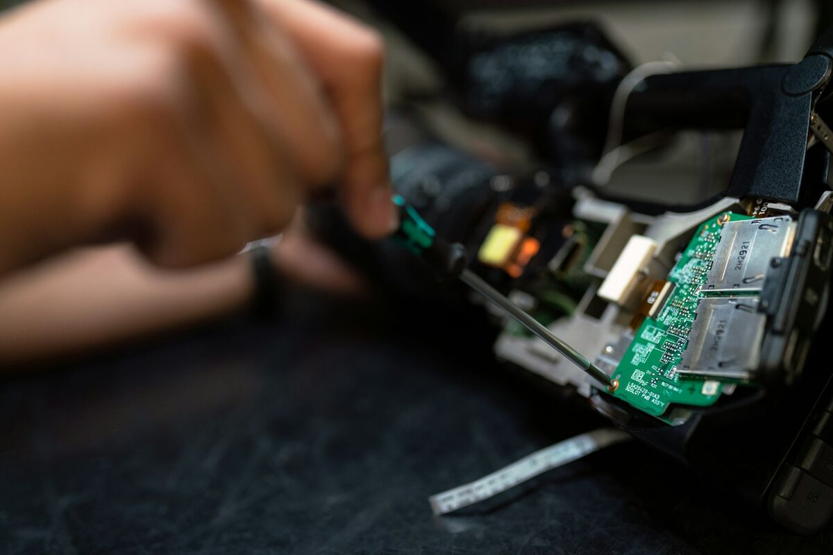 Técnico de Infinity Tecnology revisando una tarjeta electrónica en el taller