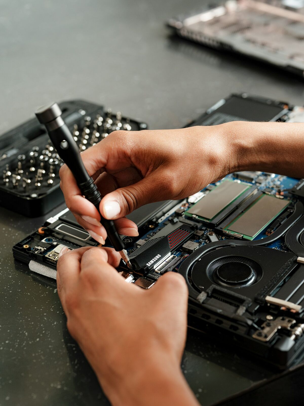 Técnico trabajando sobre una pieza electrónica en el taller de Infinity Tecnology