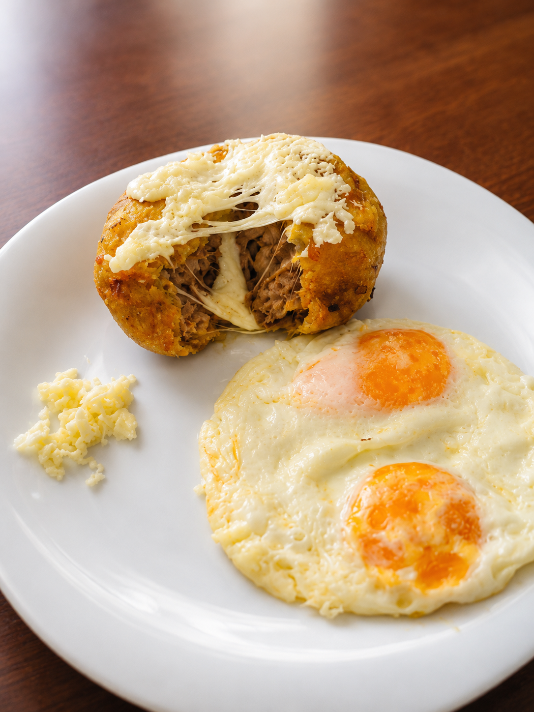 Bolón de chicharrón con queso manaba