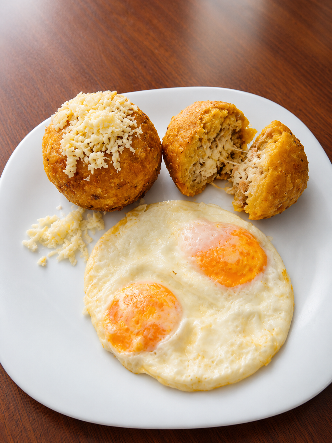 Bolón mixto con chicharrón y queso chicloso