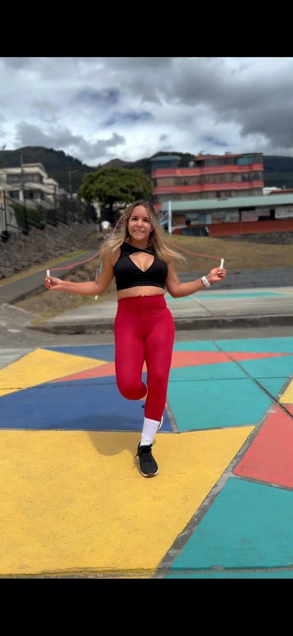 Mau saltando la cuerda al aire libre