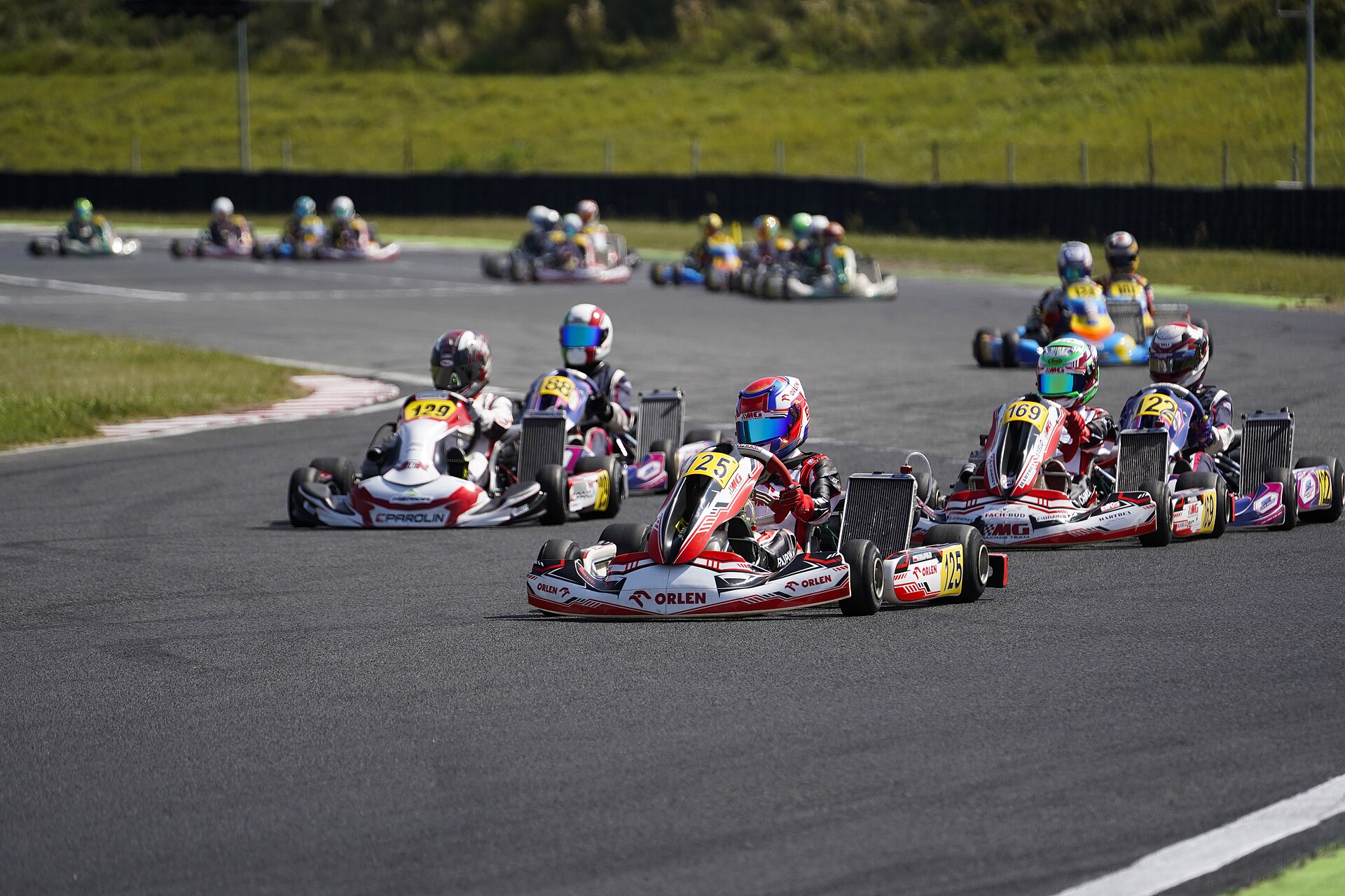 Pilotos junior en la parrilla de salida