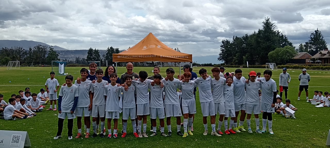Grupo de jugadores en la Clínica Fundación Real Madrid